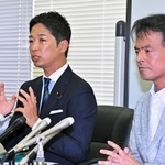 日本維新の会の藤田文武幹事長（左）と片山大介兵庫維新の会代表＝３１日午後、神戸市中央区三宮町２（撮影・斎藤雅志）