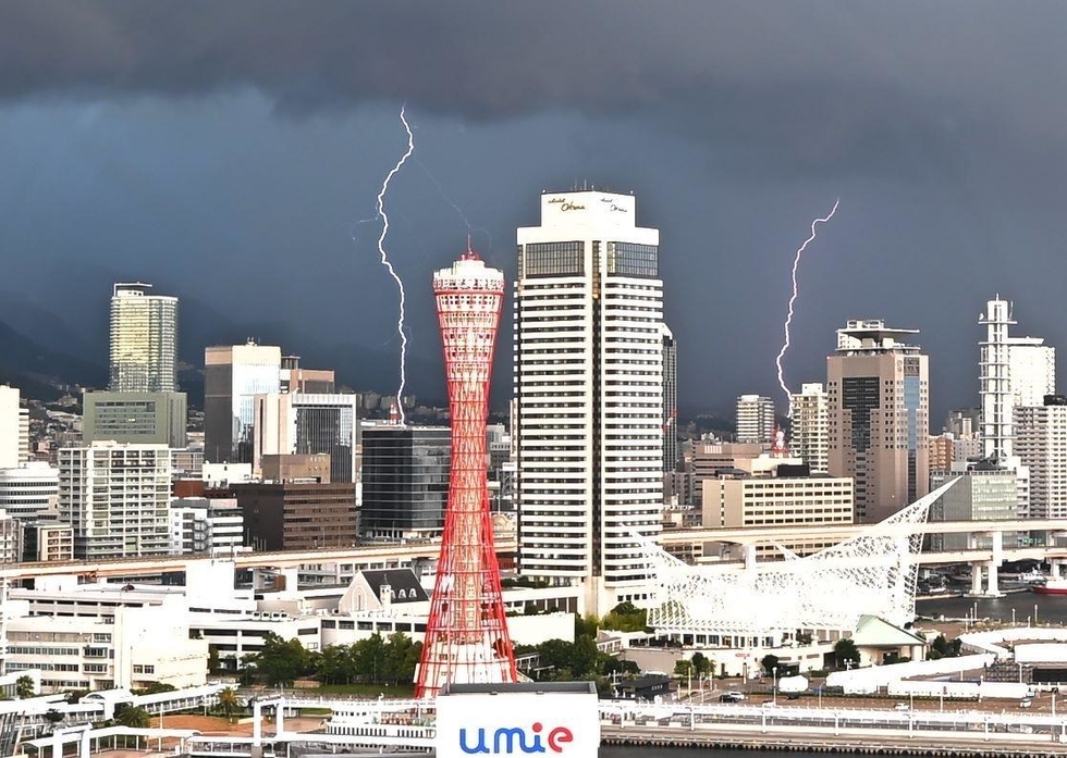 今見た気がした稲光 北関東で雷頻発 稲光が空照らす - YouTube