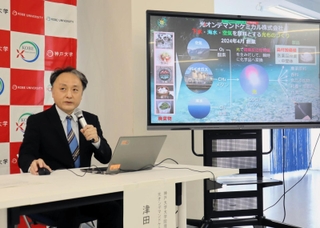 メタンガスなどを活用した「光ものづくり」の研究を進める神戸大大学院の津田明彦准教授＝神戸市灘区六甲台町