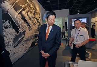 自民党総裁選に立候補を表明し、防災の日に、人と防災未来センターを視察する小林鷹之衆院議員＝１日午後、神戸市中央区脇浜海岸通１（撮影・笠原次郎）