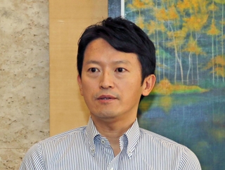 登庁時に報道陣の取材に応じる斎藤元彦知事＝２日午前、兵庫県庁