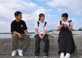能登高校３年の橋本紗奈さん（中央）。関学大の学生たちに思いを語った＝８月８日、石川県能登町宇出津新港３（撮影・長嶺麻子）