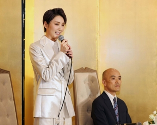 来春の退団を発表する宙組トップの芹香斗亜さん（左）と宝塚歌劇団の村上浩爾理事長＝３日午前１１時０７分、大阪市北区（撮影・小林良多）