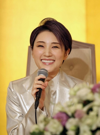 後輩らへの思いを語る宙組トップの芹香斗亜さん＝３日午前、大阪市北区（撮影・小林良多）