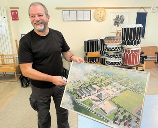 甲南学園トゥレーヌ校があった時代のパネルを手に説明する仏日友好協会のティエリー・ジャコタンさん＝サンシール・シュール・ロワール市