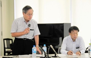 血液検査の結果について説明する小泉昭夫京都大名誉教授（左）＝３日午前、明石市東仲ノ町
