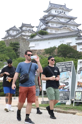 姫路市が市民以外の入城料を値上げする方針を固めた姫路城。外国人観光客の姿が目立つ＝姫路市本町（撮影・辰巳直之）