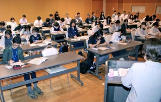 「北方領土青少年等現地視察団」として、鈴木咲子さんの話を聞く兵庫県の中高生ら＝北海道根室市
