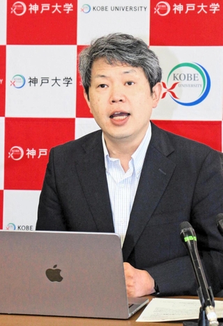 高齢者の認知機能を向上させるトレーニングについて説明する古和久朋教授＝神戸市灘区六甲台町、神戸大