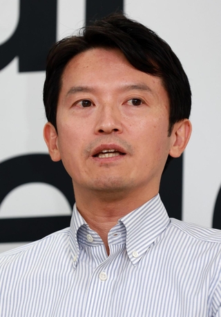 定例会見で記者の質問に答える斎藤元彦知事＝４日午後、神戸市中央区、兵庫県庁（撮影・笠原次郎）