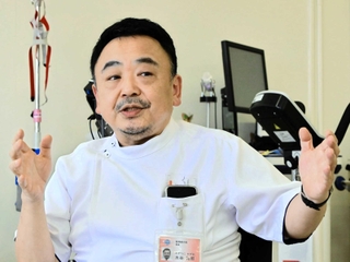 震災時の兵庫県立淡路病院の様子を語る水谷和郎医師＝神戸市東灘区向洋町中２、六甲アイランド甲南病院（撮影・内田世紀）
