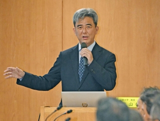 公益通報者保護などを巡り、百条委で参考人として見解を述べる上智大の奥山俊宏教授＝５日午前、神戸市中央区、兵庫県庁（撮影・大田将之）