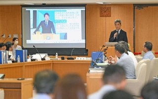 公益通報者保護などを巡り、百条委で参考人として見解を述べる上智大の奥山俊宏教授＝５日午前、神戸市中央区、兵庫県庁（撮影・大田将之）