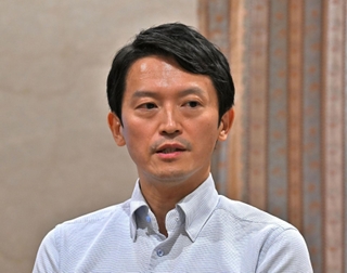 報道陣の取材に応じる斎藤元彦兵庫県知事＝５日午後、神戸市中央区（撮影・斎藤雅志）