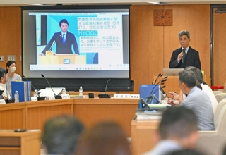 公益通報者保護などを巡り、参考人として見解を述べる上智大の奥山俊宏教授＝５日午前、神戸市中央区、兵庫県庁（撮影・大田将之）