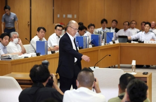 百条委員会の会場に入る片山安孝元副知事（中央）＝６日午前、神戸市中央区、兵庫県庁（撮影・笠原次郎）