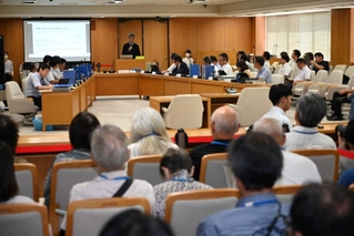 公益通報者保護などを巡り、参考人として上智大の奥山俊宏教授が見解を述べた＝５日午前、神戸市中央区、兵庫県庁（撮影・大田将之）
