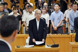 兵庫県議会の百条委員会で証人尋問に応じ、宣誓する片山安孝元副知事＝６日午前１０時３２分、兵庫県庁（代表撮影）