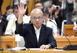 兵庫県議会の調査特別委員会で証人尋問に応じる片山安孝元副知事＝６日午前、兵庫県庁（代表撮影）