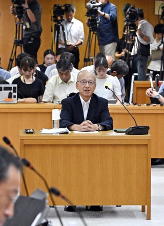兵庫県議会の調査特別委員会で証人尋問に応じる片山安孝元副知事＝６日午前、兵庫県庁（代表撮影）