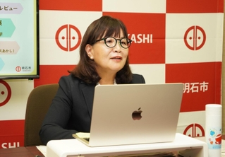 会見を開く丸谷聡子市長＝明石市役所