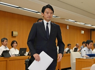百条委員会の証人席へと向かう斎藤元彦知事＝６日午後、兵庫県庁（撮影・大田将之）