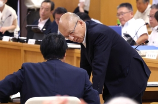 休憩中に自らの弁護士と話す片山安孝元副知事（手前右）＝６日午前、神戸市中央区、兵庫県庁（撮影・笠原次郎）