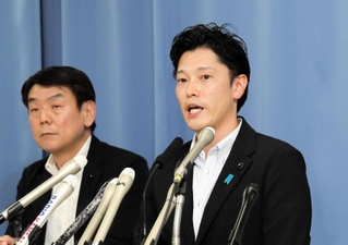 斎藤元彦知事らへの証人尋問を終えて会見する兵庫県議会調査特別委員会の奥谷謙一委員長（右）＝６日午後６時４２分、神戸市中央区、兵庫県庁（撮影・小林良多）