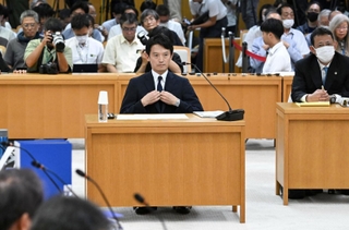 兵庫県議会の百条委員会で証人尋問に臨む斎藤元彦知事＝６日午後、神戸市中央区（代表撮影）