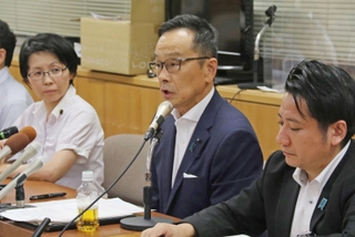 斎藤元彦知事への辞職申し入れの方針を決め、会見する自民県議団＝６日午後、兵庫県庁