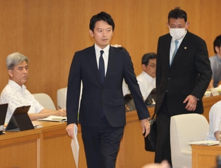 兵庫県議会の百条委員会で証人尋問に臨む斎藤元彦知事＝６日午後、神戸市中央区（撮影・小林良多）