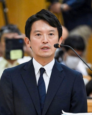 兵庫県議会の百条委員会で証人尋問に応じる斎藤元彦知事＝６日午後、神戸市中央区（代表撮影）