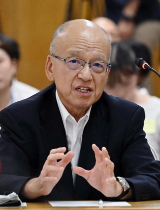兵庫県議会の百条委員会で証人尋問に応じる片山安孝元副知事＝６日午前、神戸市中央区（代表撮影）