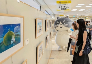 かなしきデブ猫ちゃんの原画３８点が並ぶ会場。会場にはマルが登場した＝神戸阪急
