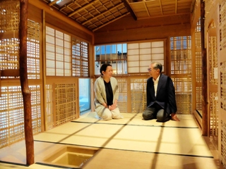 「世界中の誰でも楽しめる」。スケルトンの茶室模型で語る河崎敦子館長（左）と赤尾建蔵エグゼクティブアドバイザー＝神戸市中央区熊内町７