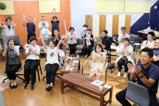 決勝戦で上地結衣を応援する社員たち＝神戸市西区森友４