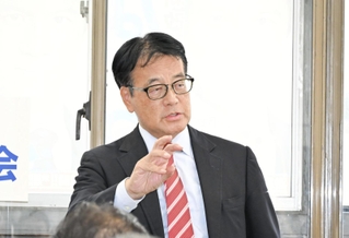 次期衆院選に向け、支援者と意見交換する立憲民主党の岡田克也幹事長＝神戸市兵庫区