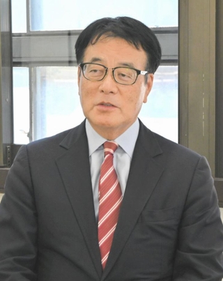 次期衆院選に向けて兵庫入りし、取材に応じる立憲民主党の岡田克也幹事長＝神戸市兵庫区