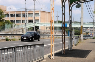 平野小学校（左）に通う児童が利用する神姫バスの停留所。取材時は夏休み中で児童の姿はなかった＝神戸市西区平野町宮前
