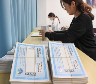 自民党総裁選に向けて始まった投票用紙の発送作業。２７日に投開票される＝１０日午前、神戸市中央区中山手通５（撮影・鈴木雅之）