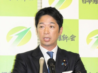 斎藤元彦知事への辞職要求について会見で説明する日本維新の会の藤田文武幹事長＝東京都内