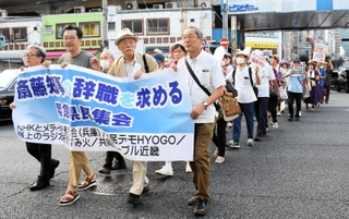 斎藤元彦知事の辞職を求めて練り歩く参加者＝神戸市中央区