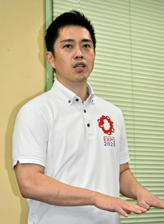 兵庫県の斎藤元彦知事に辞職を求めた意図を説明する吉村洋文大阪府知事＝９日午後、大阪府庁