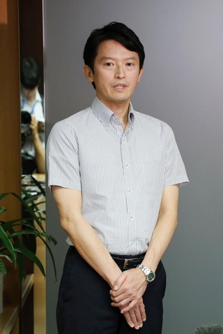 兵庫県議会の会派「維新の会」などの辞職の申し入れに対し、続投の意向を表明した斎藤元彦知事＝９日午後、神戸市中央区、兵庫県庁（撮影・笠原次郎）