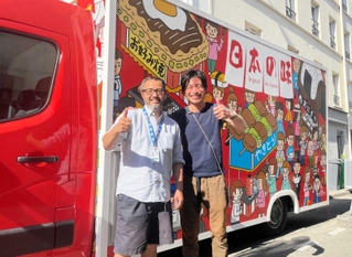 フランスを中心に日本文化を発信するダン・ベロ-さん（左）と高地良幸さん＝パリ市内