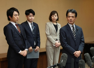 斎藤元彦知事の辞職を求める申し入れ書を提出し、取材に応じる兵庫維新の会代表の片山大介参院議員（右端）や県議ら＝９日午後、兵庫県庁（撮影・笠原次郎）