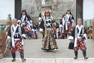 昨年の赤穂義士祭で城下町を練り歩いた「義士行列」の様子。中央は大石内蔵助役の中村雅俊さん＝赤穂市上仮屋
