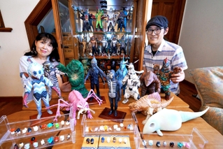 夫婦で多彩な造形作品を手がける森下要さん（右）とつやつやみおさん＝丹波篠山市野々垣