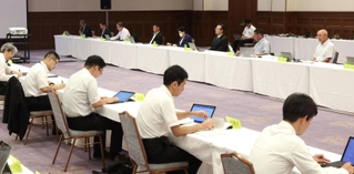兵庫県の行財政運営をチェックする県政改革審議会。委員からは文書問題への指摘が相次いだ＝神戸市中央区下山手通４