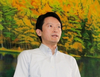報道陣の取材に応じる斎藤元彦兵庫県知事＝１０日午前、神戸市中央区、兵庫県庁（撮影・大島光貴）